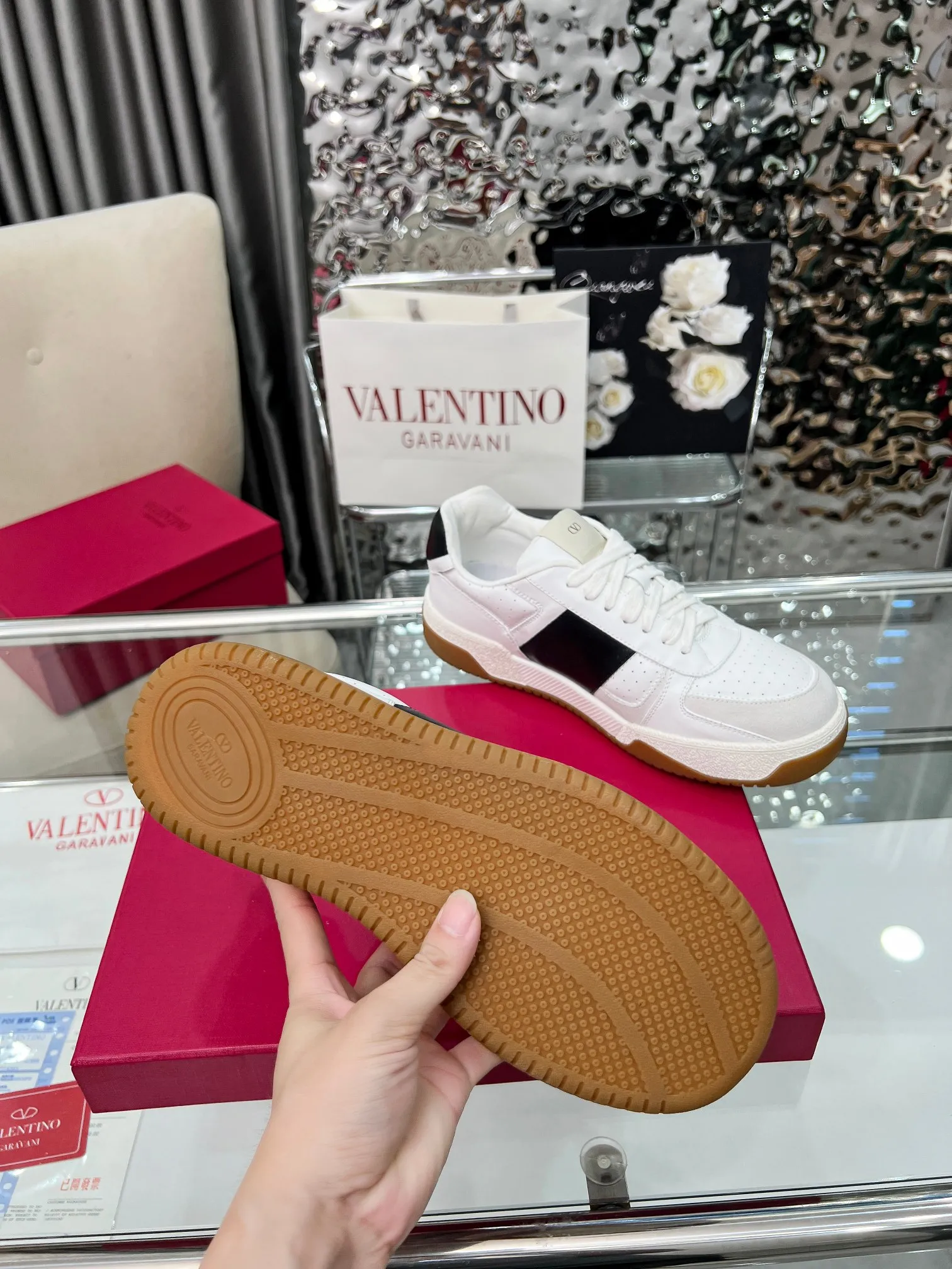【Valentino】P: 660💰 Couple style, size: women 35-40▪️men 39-44 (customized at 45.46) Valentino 𝑶𝒏𝒆𝑺𝒕𝒖𝒅 Couple sports shoes series Valentino 2025 new couple sports shoes are on sale. The original ZP purchase and disassembly. Repeated pattern making and modification. 1:1 restoration! Top luxury masterpiece, lace-up design, soft and comfortable imported calfskin brings excellent elegant texture and excellent on-foot comfort. Top purchasing version upper: imported calfskin surface/original oil edge craftsmanship. Lining: water-dyed sheepskin lining. Outsole: original development 𝐓𝐏𝐔 two-color combination outsole. Packaging: full package with original configuration.